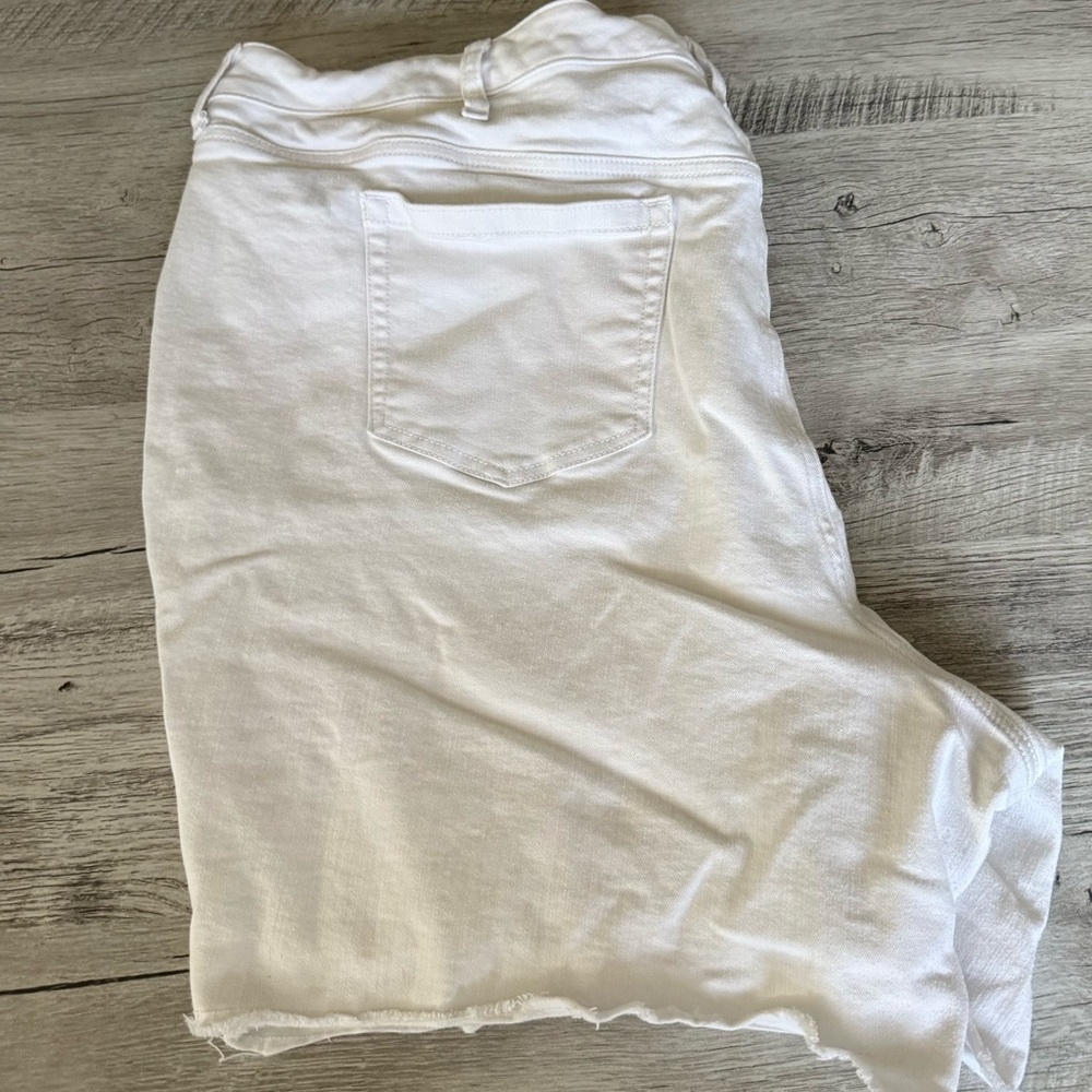 Torrid Woman’s Plus White Denim Distressed Raw Edge Jean Shorts 5 Button 26W